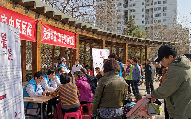 【学雷锋日】大发快三官网官网,大发快三官网网址举办“爱满京城，牵手智慧家医”志愿服务活动(图2)