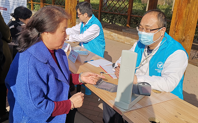 【学雷锋日】大发快三官网官网,大发快三官网网址举办“爱满京城，牵手智慧家医”志愿服务活动(图5)